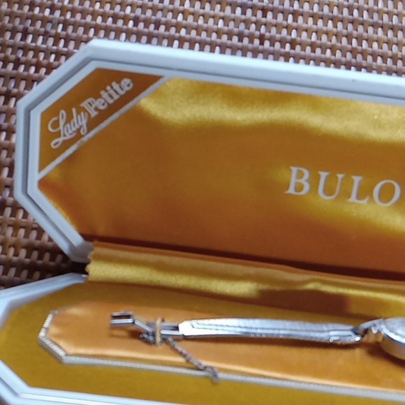 Ladies Bulova watch in box, 10 kt. Gold Lady Bulova Petite - Picture 6 of 16